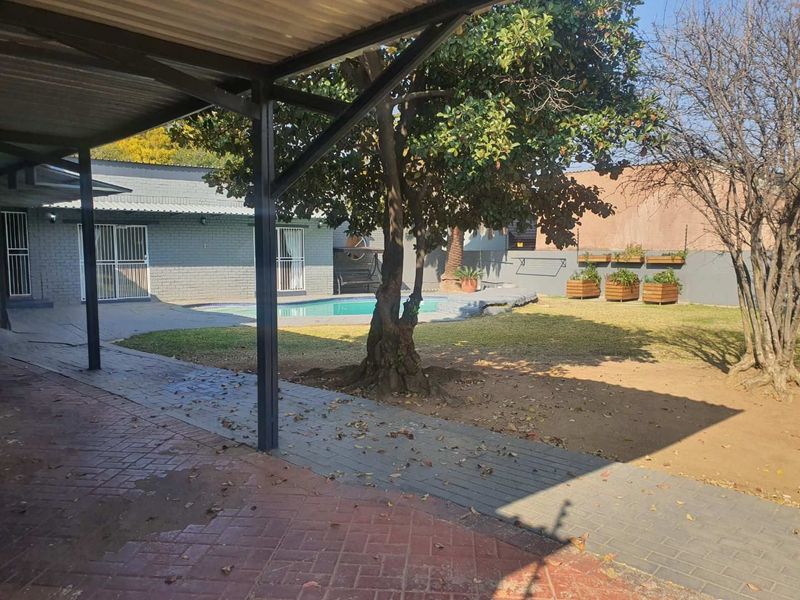 Four bedroom house with a pool