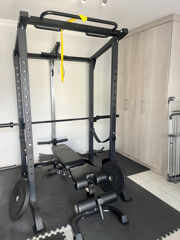 Power rack with Hilo pulley, adjustable bench,5kg bumper plates x2, 10kg bumper plates x2, 15kg x2