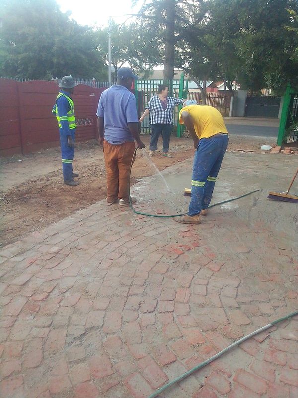 Cobble half brick paving