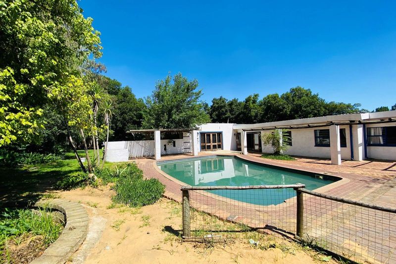 5 Bedrooms,3-bathrooms with 2 flatlet for sale in Sasolburg Central.