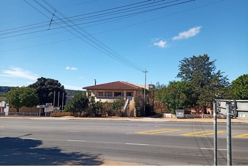 This spacious Property with lots of opportunity, for sale in Uitenhage/ Kariega