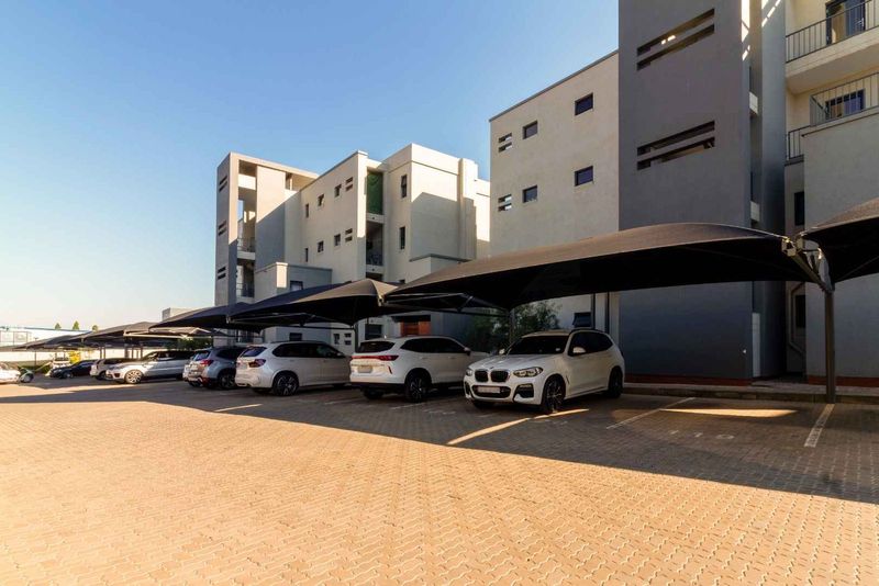 Luxurious 2 bedroom 2 bathroom apartment for sale in Kyalami, Midrand