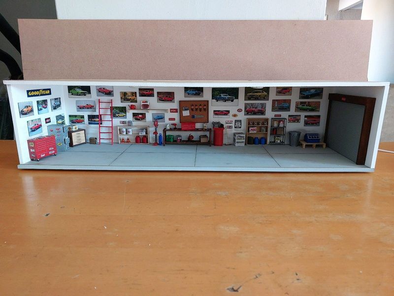 1:18 scale muscle car garage diorama