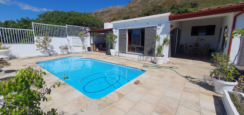 Stunning 3 bedroom house with swimming pool for sale in Mountainside, Gordons Bay. R4 850 000