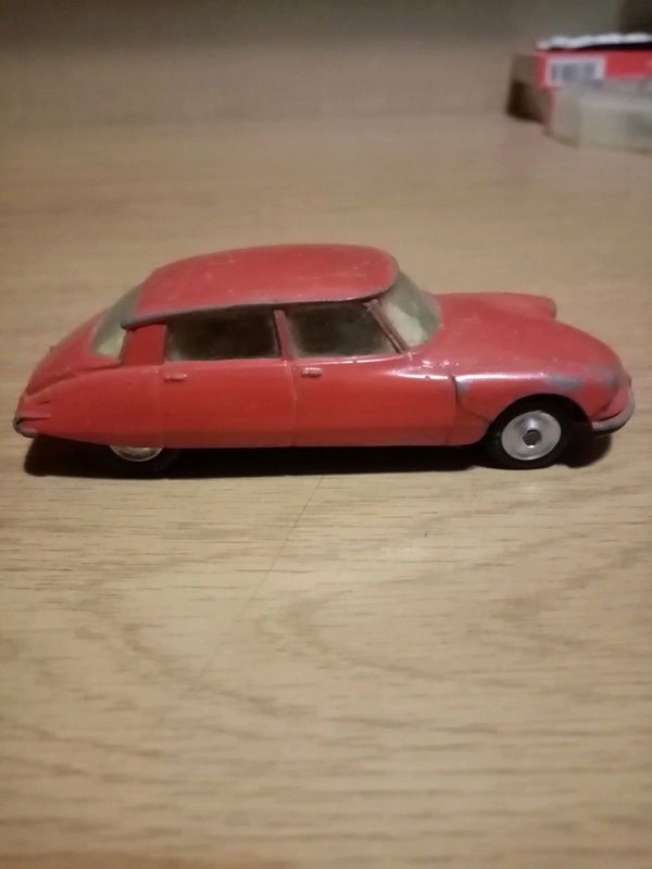 Die-Cast 1 :43 Citroen DS 19. For sale R100. Phone Cell 0794954164 or W-app Paul.