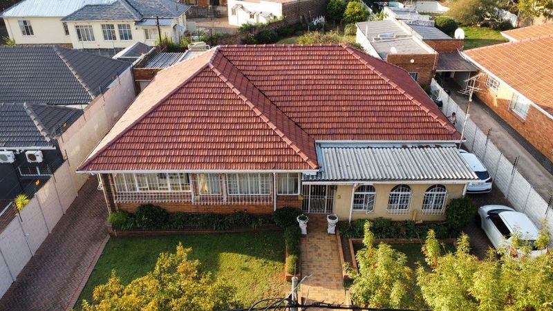 House, Cottage, Staff Room and Big Garden