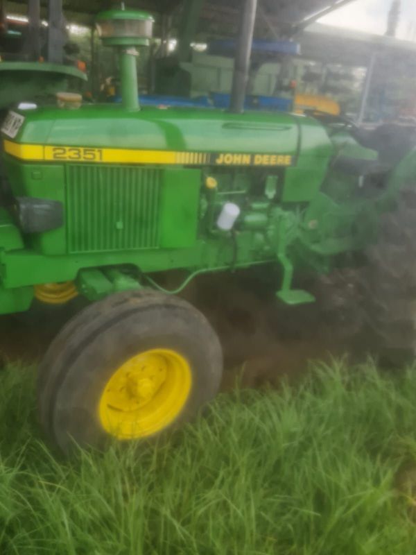 John Deere 2351