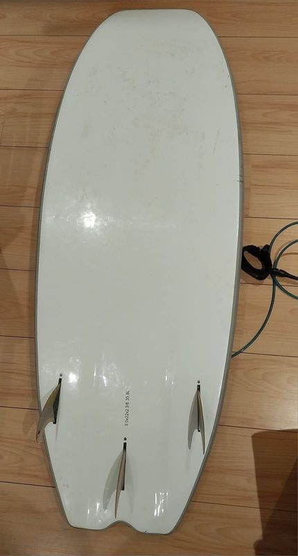 Reef Rocket surfboard. Leash fins incl