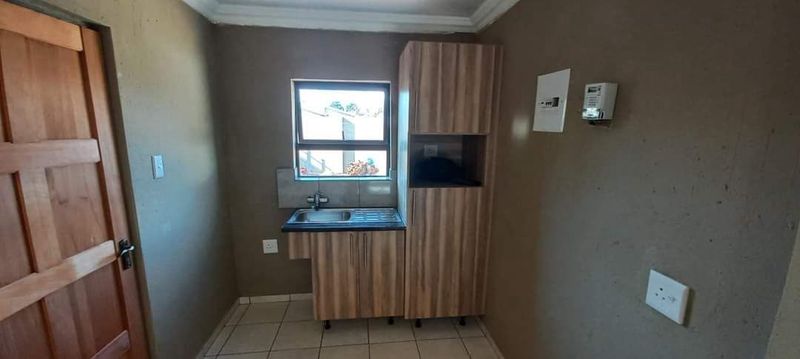 Spacious Bachelor to Rent in Kempton Park West