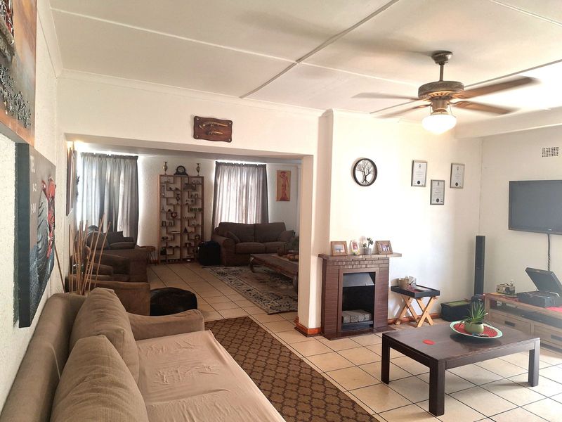 3 Bedroom House with a cottage for sale in Sophiatown, 495m2.