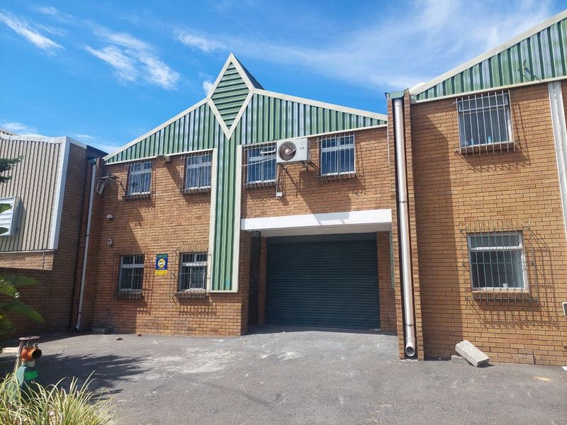 For Sale: Spacious 180m2 Warehouse Industrial Property in Montague Gardens, Milnerton
