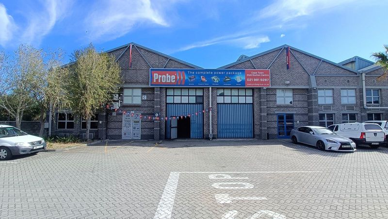 918m2 Industrial Warehouse To Let in Maitland