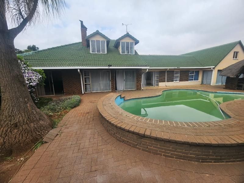 3 BEDROOMS APARTMENT TO LET IN GERMISTON AVAILABLE NOW
