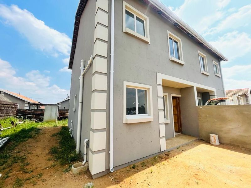 Newly built 2 bed 2 bathroom double story for sale in buhle park