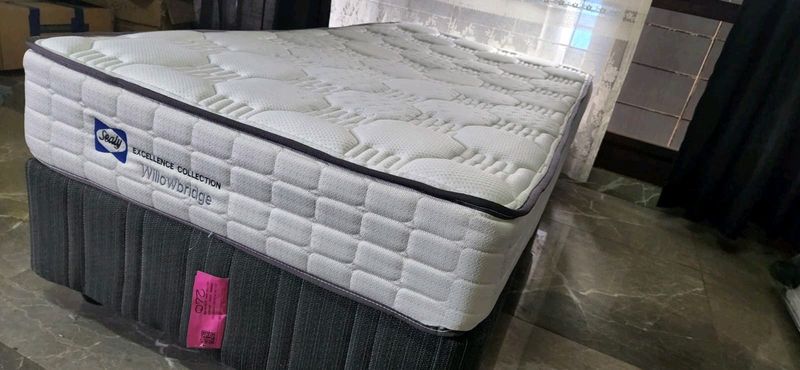 SELLING WELL KNOWN SINGLE MATRESS WITH BEDBASE, MATRESS STILL NEW ( R2950 ) CAN DELIVER