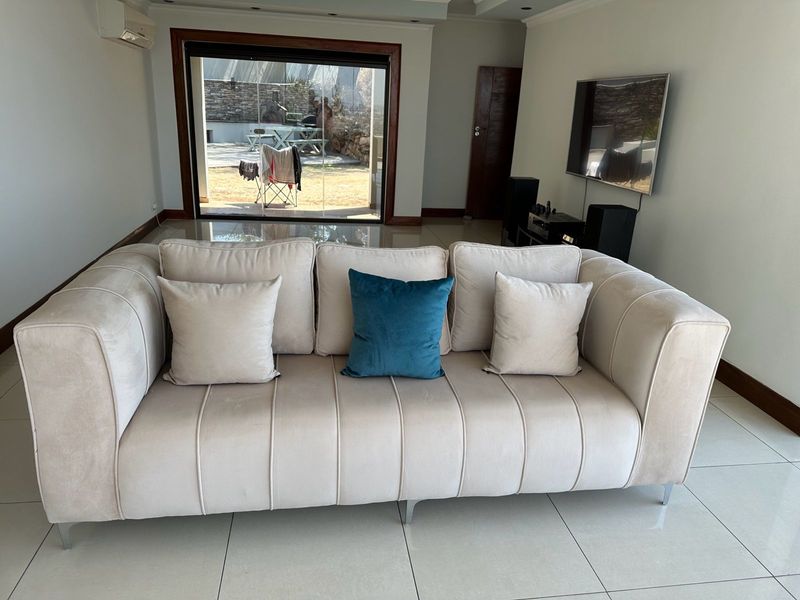 3 seater stunning couch