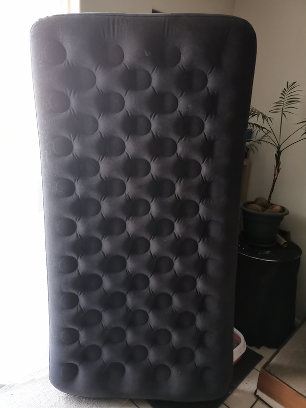 Single inflatable mattress