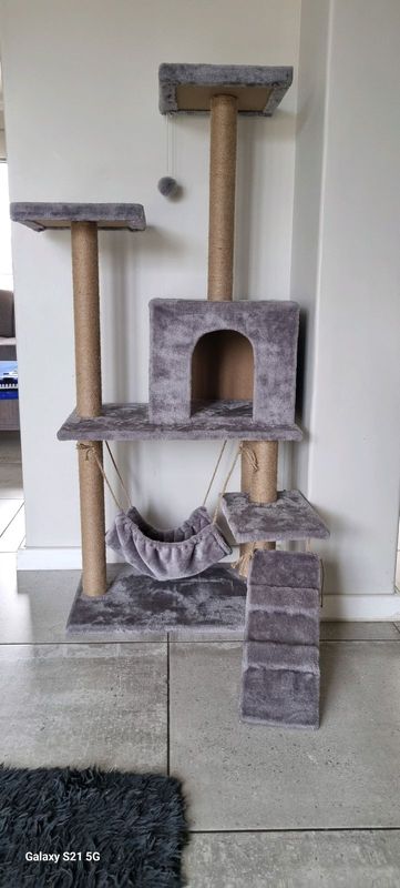 Cat play tower