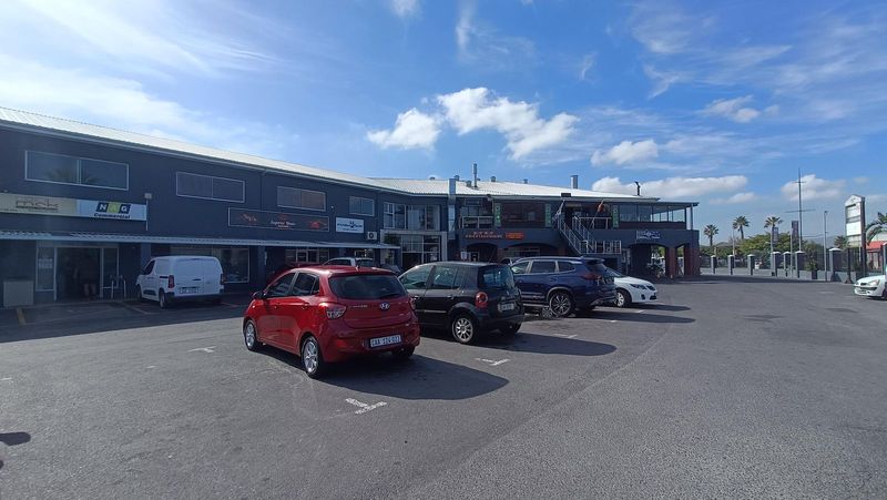 196m2 RETAIL TO LET in Parklands