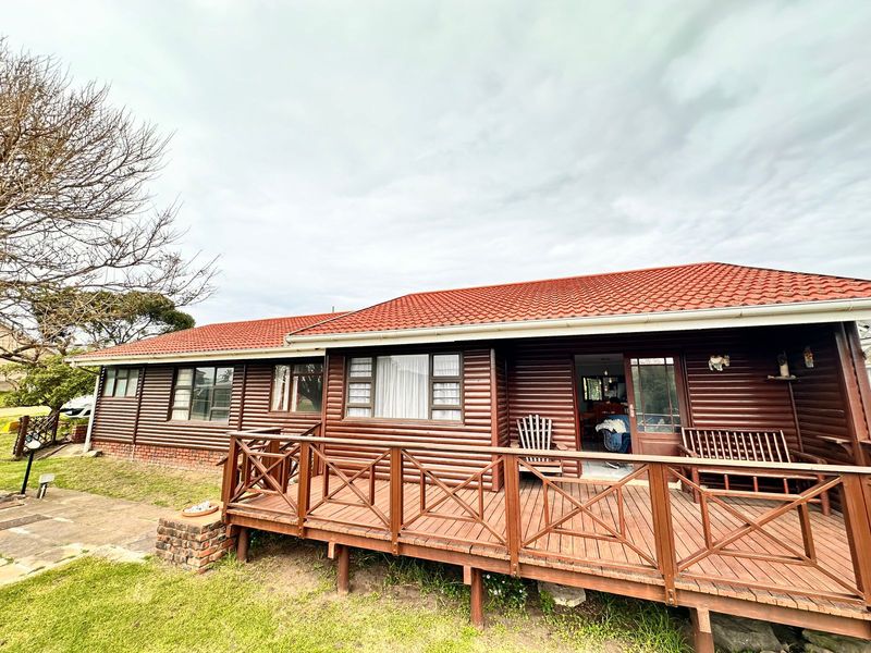 Coastal Charm in Secure Seavale Estate: 3-Bedroom Wooden Home with Deck and Ocean Access