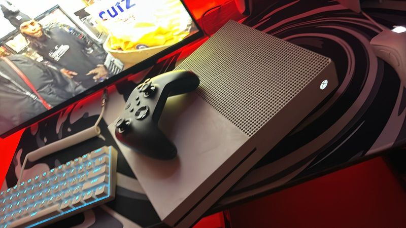 Xbox one s it has modded for a 5 accounts on it