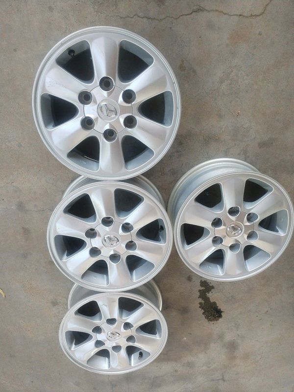 6Holes 15Inch QUANTUM NYAATI Magrims A Set of Four On Sale.