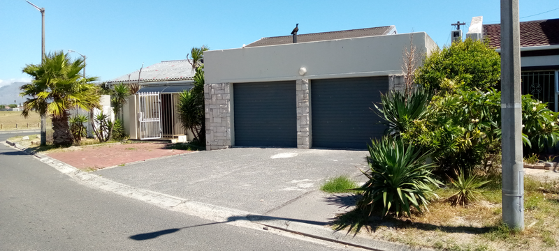 3 Bedroom home with double garage for sale in  Montagus Gift, Grassy Park. R1 530 000