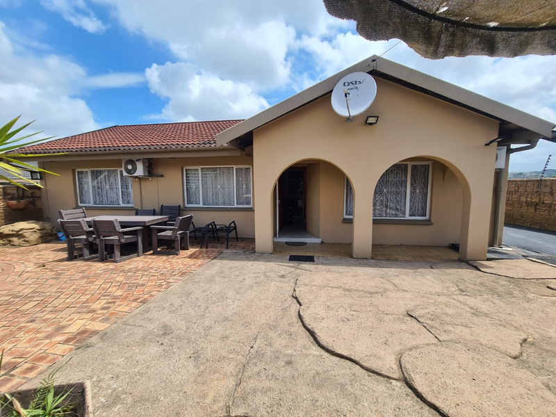 Beautiful 3 Bedroom House  with swimming pool for sale  in Burlington Heights, Chatsworth