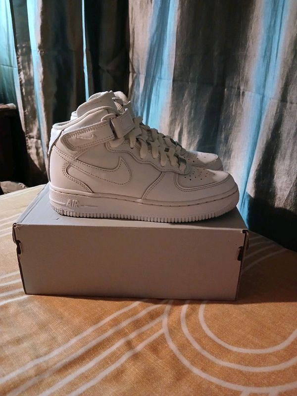 Pre loved item for sale Nike size 3.5