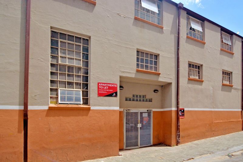Spacious R1500 room to rent in Marshalltown, Johannesburg.