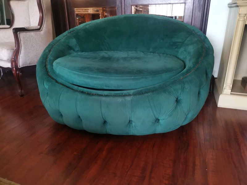 Battoned day bed couch in bottle green