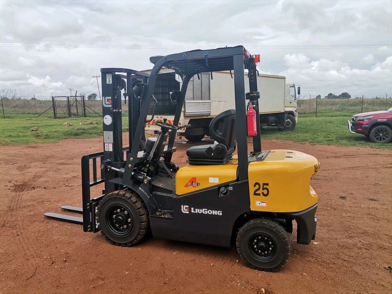 LIUGONG 2,5 TON DIESEL FORKLIFTS FOR SALE !!