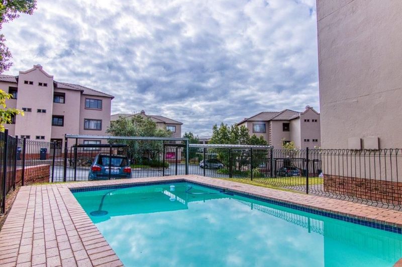 Charming 2-Bedroom 2 bathroomTownhouse with Modern Comforts in Bloubosrand