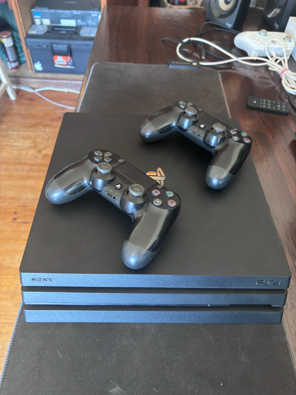 Playstation 4 Pro - PS4 Pro  -1tb with controllers
