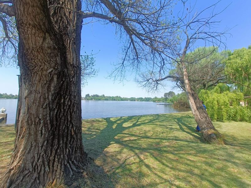 Living OFF GRID and in tranquillity with a view of the Vaal River.