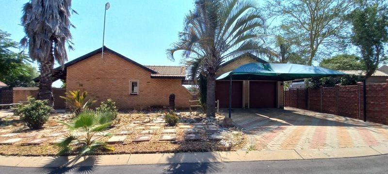 Family home   in Bendor below R2mil in a Security Estate