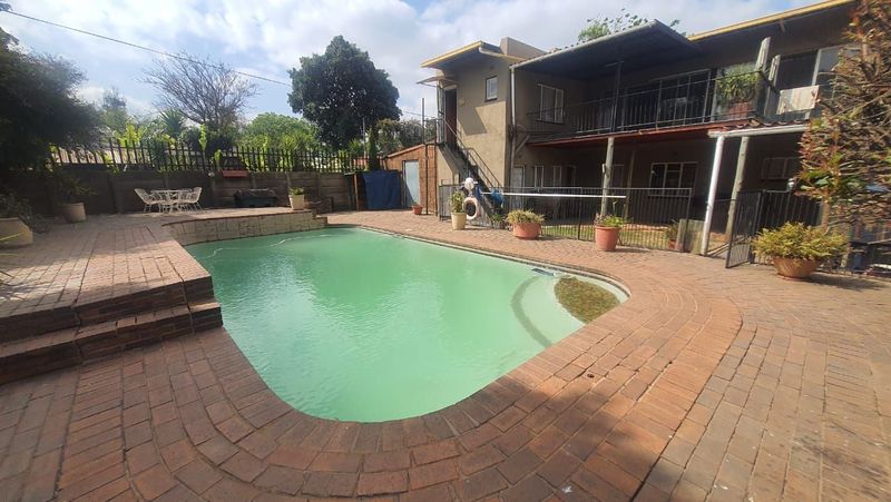 .Lilianton/Witfield-Large Family Home with Multiple accommodation an extra 2 Flats-.R1 550 000.00neg