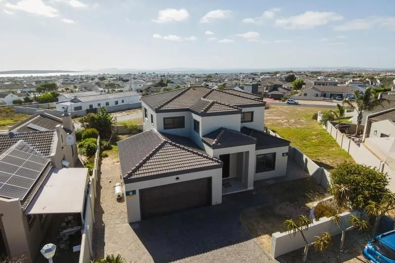 IMMACULATE DOUBLE STOREY FAMILY HOME WITH LAGOON VIEWS