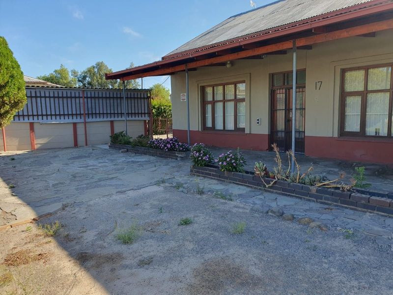 Charming Beaufort West Property: 3-Bed Home &#43; Bachelor Flat, Garden, Security, Parking, Borehole