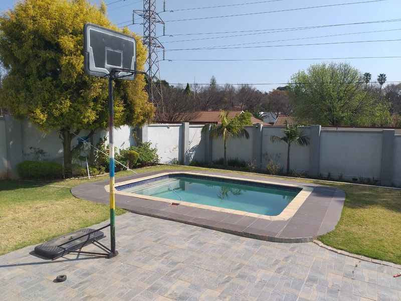 DISCOUNTED RENTAL FROM R19 000 DUE TO SHARING OF OUTSIDE AREAS