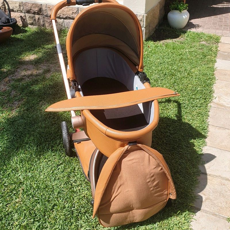 Hot Mom BARGAIN. Baby stroller, pram, cocoon and car seat combo.