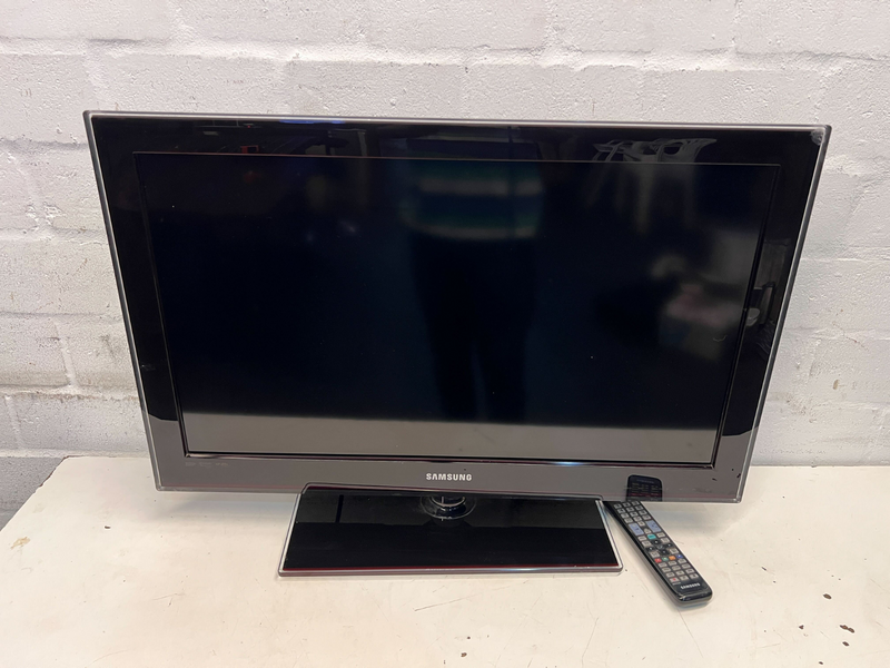 Samsung 32&#34; LED Television - Black, Glossy Finish with Remote- A51764