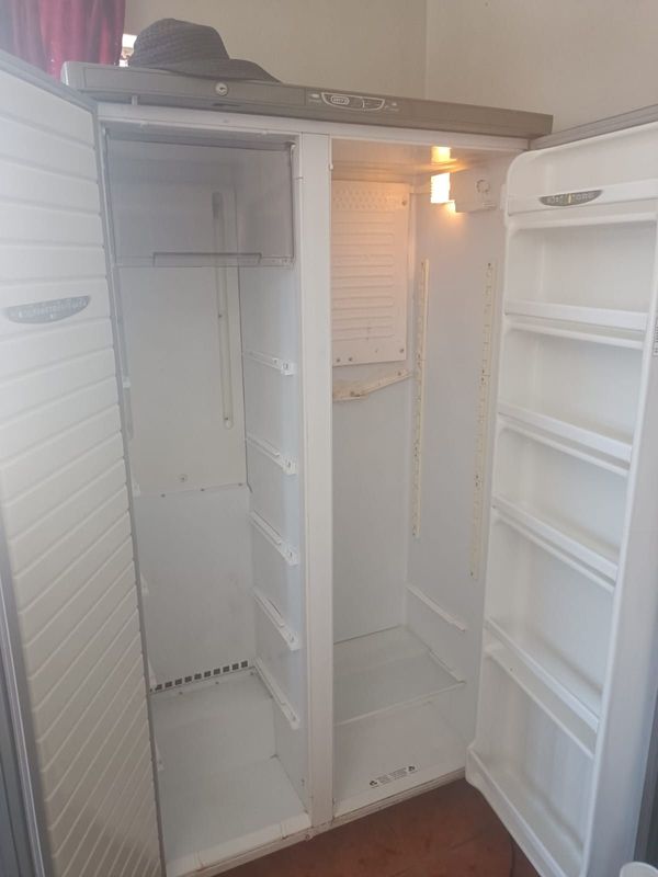 2nd hand Side x side fridge in Silver 622 litre fridge freezer for sale