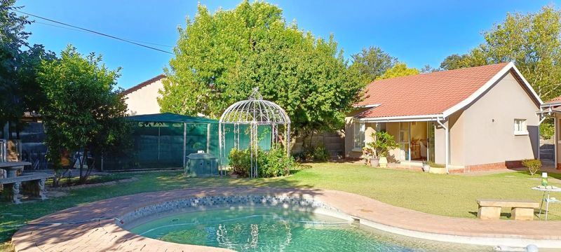 SPACIOUS LIGHT FILLED BEAUTY WITH BRILLANT GARDEN AND SWIMMING POOL VIEWS!