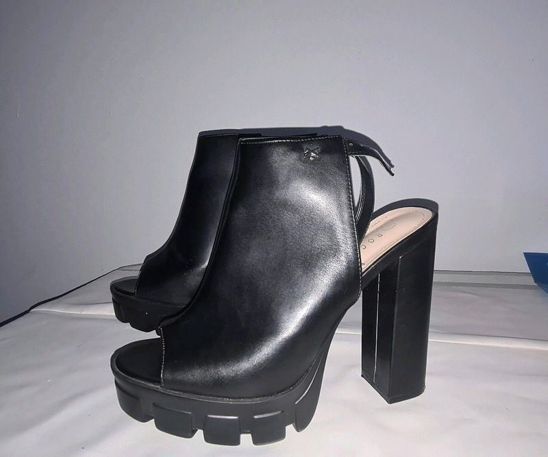 Brand new Rock &amp; Co heels all X3 R750