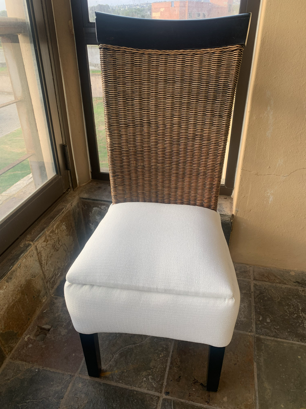 Very good condition dining room chairs