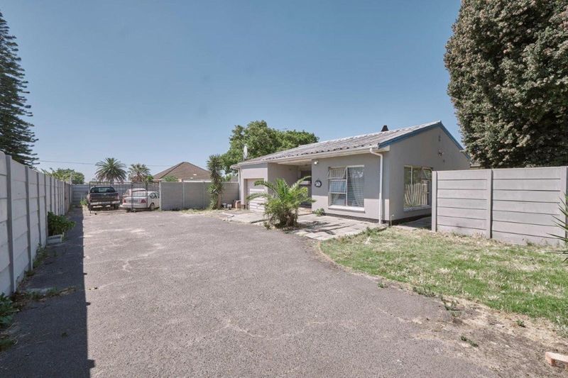 Looking for a good investment!!! here is a spacious Multi-Tenant Home with Income Potential