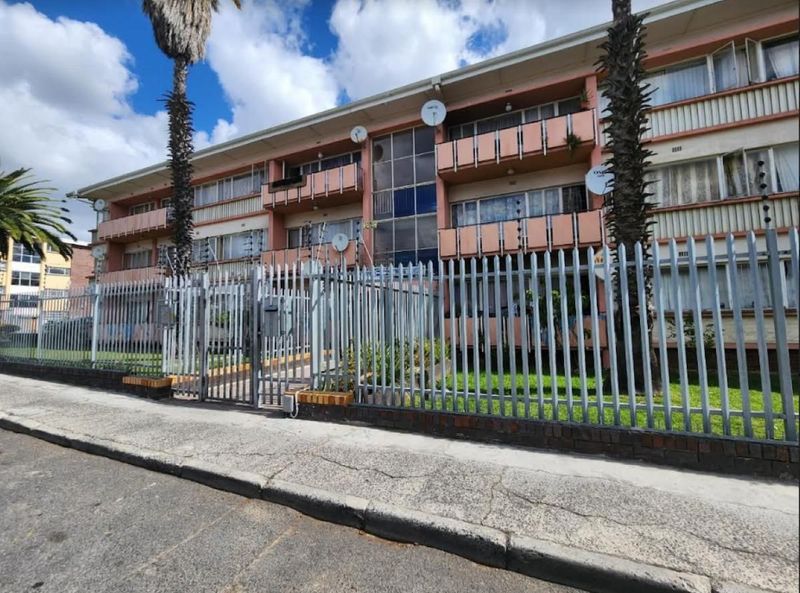 Bachelor flat available immediately in Parow Central.