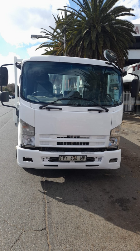 Isuzu frr 500 5tpn dropside in an immaculate condition for sale at an affordable price