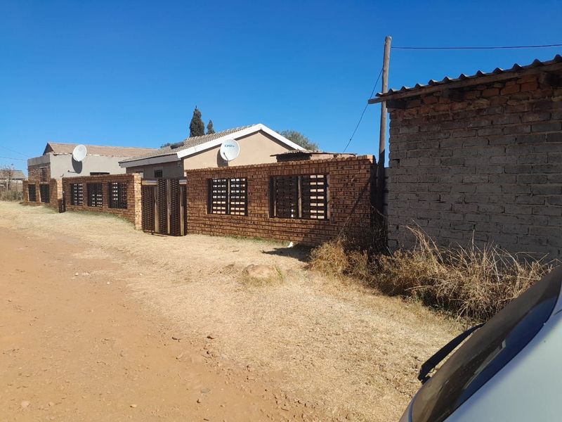 2 Bedroomed house with 5 Outside Rooms plus lock up garadge on a 411 sqm yard